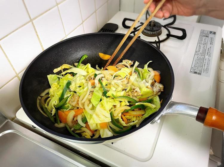 フライパンで野菜炒めを作る様子 料理中,フライパン,野菜炒めの写真素材
