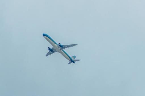 青い地平線を横切るジェット旅客機 青い地平線を横切るジェット旅客機 飛行機,航空機,旅客機の写真素材