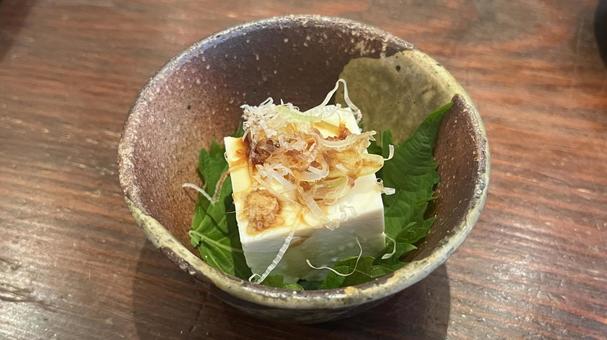 冷奴(小さいサイズ、醤油をかけたあと) 冷奴(小さいサイズ、醤油をかけたあと)の写真