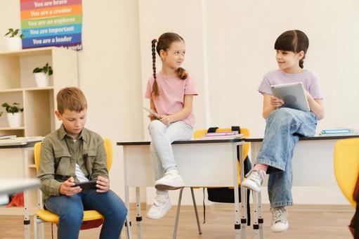 タブレットを見て見つめる生徒たち 男の子,女の子,子どもの写真素材