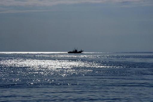 夏の海 水平線と行き交う船 夏の海 水平線と行き交う船 波打ち際,波,さざなみの写真素材