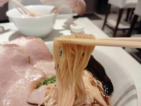 醤油ラーメン 醤油ラーメン 麺リフト,醤油ラーメン,醤油の写真素材