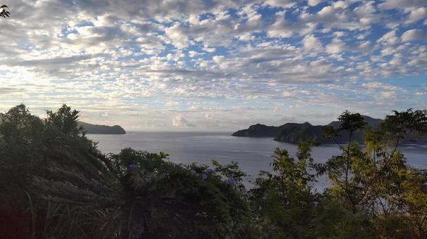 雲が多い朝方の大島海峡の海1 雲が多い朝方の大島海峡の海1の写真