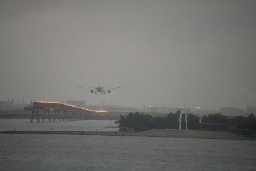 羽田空港に着陸する飛行機 羽田空港に着陸する飛行機 羽田空港,着陸,飛行機の写真素材