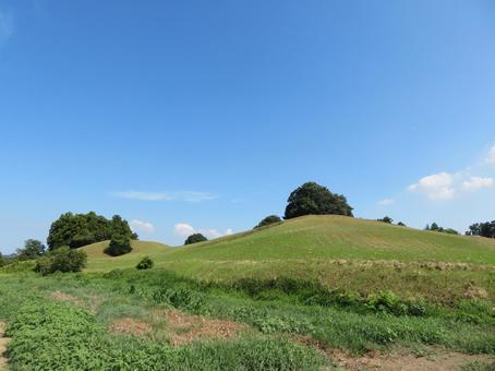 舟塚山古墳右側に前方部、左側に後円部 舟塚山古墳右側に前方部、左側に後円部 舟塚山古墳,前方後円墳,古墳の写真素材