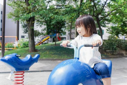 公園で一人で遊ぶ子ども 公園で一人で遊ぶ子ども お迎え,遊具,笑顔の写真素材