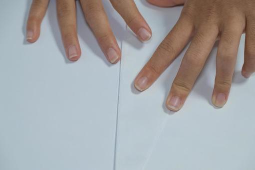 白い紙に触れている二つの手 手,指,触れるの写真素材
