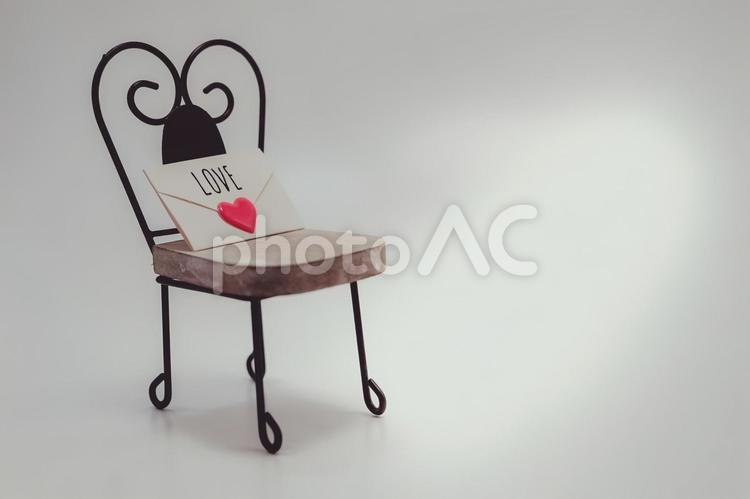ラブレターとイスのイメージ ラブレター,イス,フィギュアの写真素材