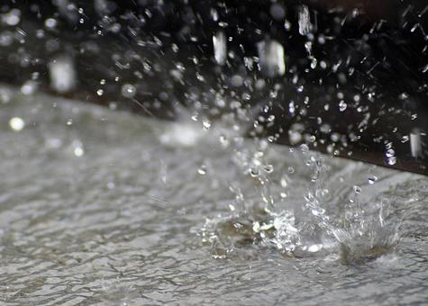 勢いよく落ちる雨垂れ 勢いよく落ちる雨垂れ 夏,豪雨,雨の雫の写真素材