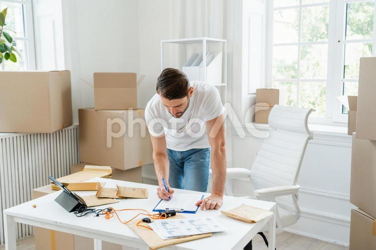 机の上で記入している男性 男性,ペン,書くの写真素材