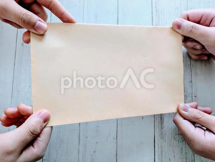 ビジネス（手渡し封筒2）イメージ ビジネス,封筒,手渡しの写真素材