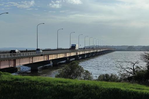 霞ヶ浦に架かる霞ヶ浦大橋の写真