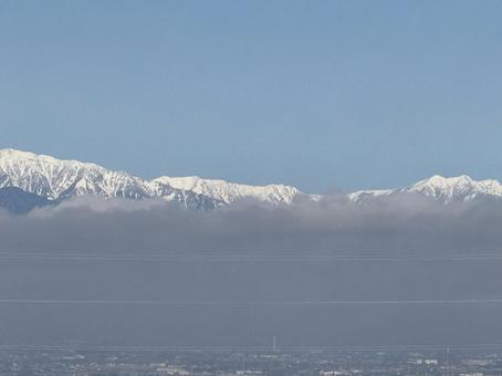 東雲の丘から見た岩小屋沢岳の写真