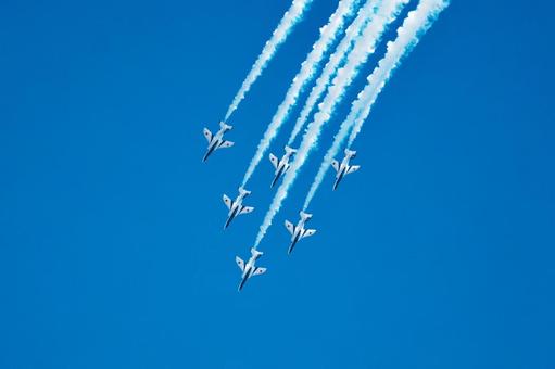 ブルーインパルス　デルタ・ロール　6の写真