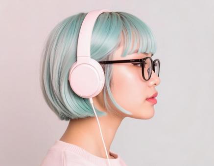 ヘッドホンをする女性 ヘッドホンをする女性の写真