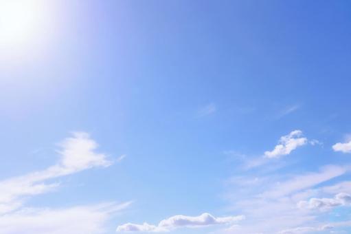 爽やかなキラキラの空 空,青空,太陽の写真素材
