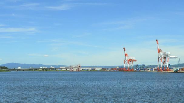晴天の金沢港埠頭からの風景 晴天の金沢港埠頭からの風景 金沢港,港,石川の写真素材
