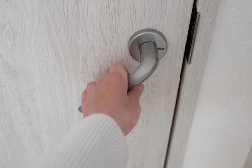 扉を開ける手 左手,掴む,女性の写真素材