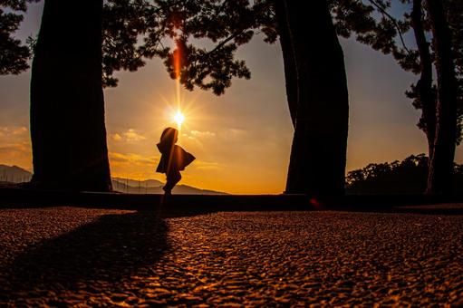 冬の夕暮れ子供のシルエット 冬の夕暮れ子供のシルエット 子供,夕焼け,夕暮れ時の写真素材