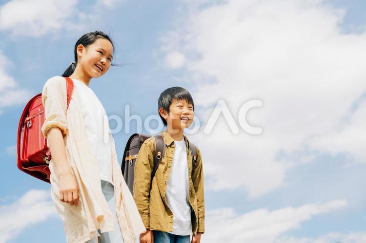 空と小学生（笑顔） 子供,笑顔,小学生の写真素材