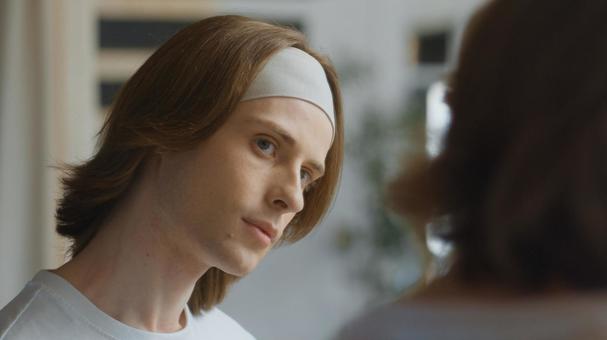 鏡に映ったスキンケアするヘアバンドをした男性 男性,外国人,欧米人の写真素材