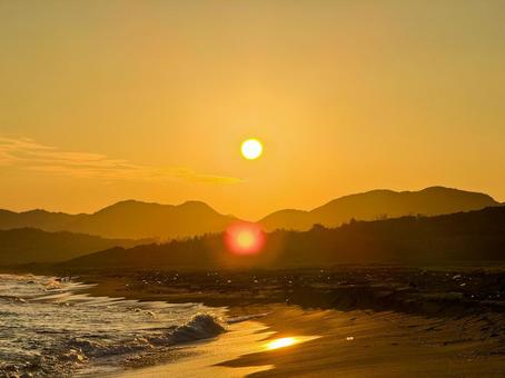 海辺から望む秋の山に沈む夕日 海辺から望む秋の山に沈む夕日 海,ビーチ,夕方の写真素材