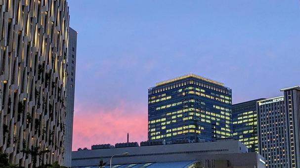 都会の夕焼け 都会の夕焼け ビル群,都会,夕焼けの写真素材