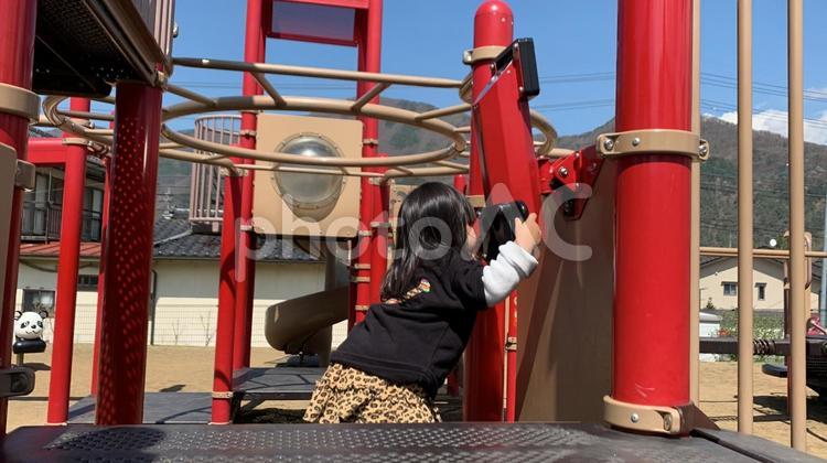 公園の遊具で遊ぶ子供 公園,遊具,遊ぶの写真素材