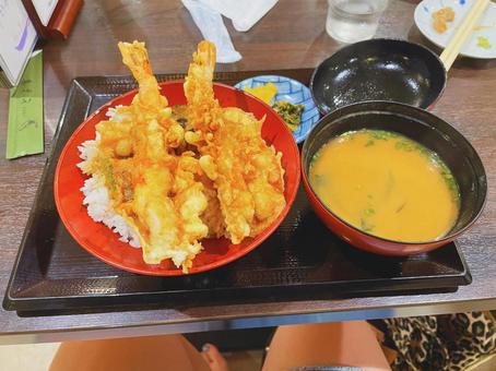 美味しそうな天丼セット 美味しそうな天丼セット 天丼,えび天,和食の写真素材