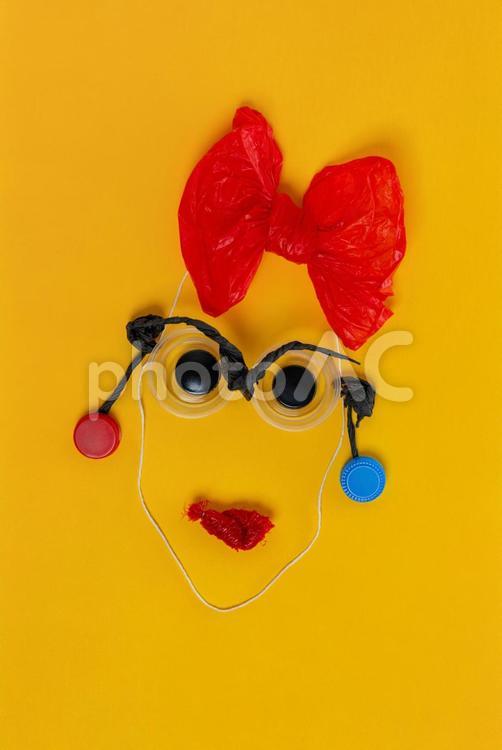 頭に赤いリボンをつけた女性に見える見えるアート プラスチック,おもちゃ,顔の写真素材