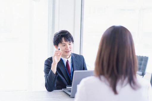面談をするオフィスワーカー 応募,ノートパソコン,募集の写真素材