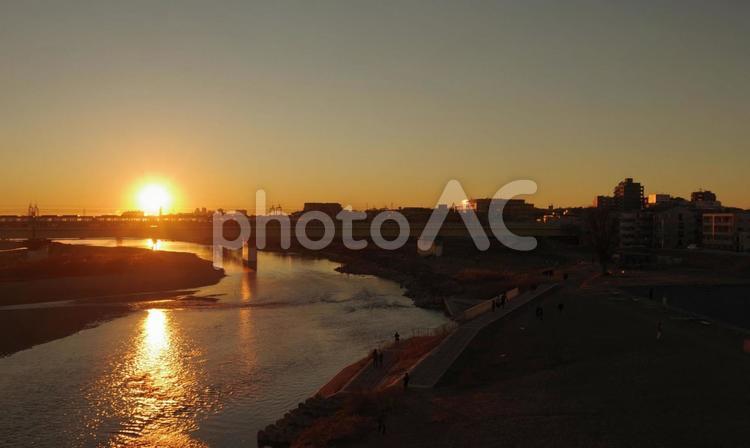 川の上に昇る太陽　日の出 日の出,太陽,朝焼けの写真素材