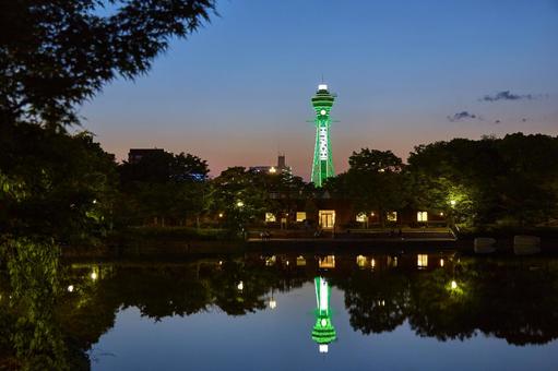 通天閣 夕景【大阪 天王寺公園内から】 通天閣 夕景【大阪 天王寺公園内から】 通天閣,点灯,天王寺公園の写真素材