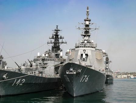 基地に停泊する海上自衛隊の護衛艦 基地に停泊する海上自衛隊の護衛艦の写真
