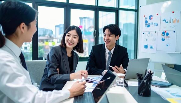 テーブルを囲んで会議するビジネスパーソン テーブルを囲んで会議するビジネスパーソンの写真