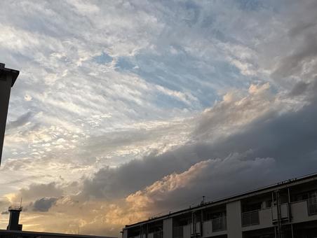 秋の夕空　雲 空,夕暮れ,夕方の写真素材