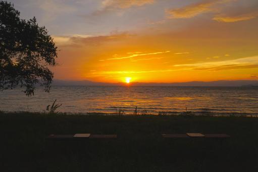 近江湖の辺の道から見る夕日⑥ 滋賀県長浜 近江湖の辺の道から見る夕日⑥ 滋賀県長浜 夕日,夕陽,夕景の写真素材