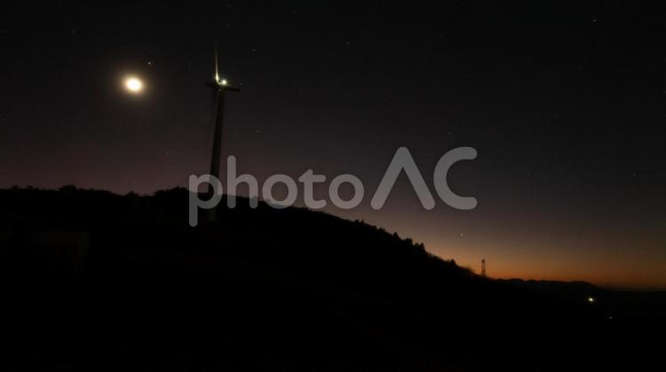 月が照らす風力発電機の夕暮れ 月,風力発電機,夕暮れの写真素材