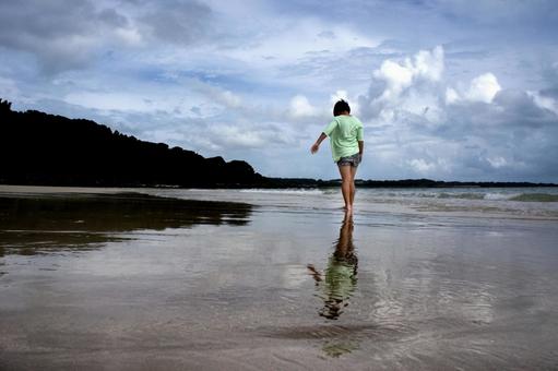 <素材>海にきて元気いっぱいの男の子 <素材>海にきて元気いっぱいの男の子 子供,リフレクション,海の写真素材