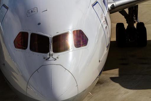 旅客機正面のアップ写真 旅客機正面のアップ写真 飛行機,旅客機,航空機の写真素材