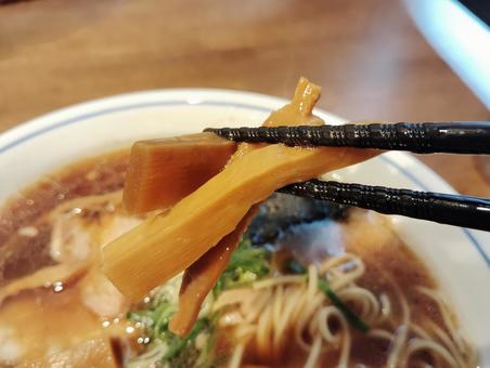 醤油ラーメンのメンマ 醤油ラーメンのメンマの写真