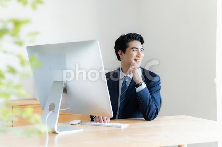 パソコン作業をする爽やかな男性 男性,社会人,パソコンの写真素材