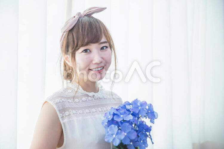 紫陽花のブーケを持つ笑顔の女性 花嫁,ウェディング,ジューンブライドの写真素材