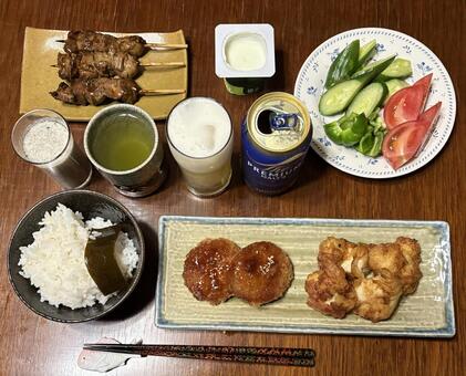 昆布ごにメンチカツととり天などの夕食 夕食,あきたこまち,昆布の写真素材