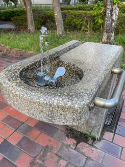 公園の水飲み場 水,水道,ハンドルの写真素材