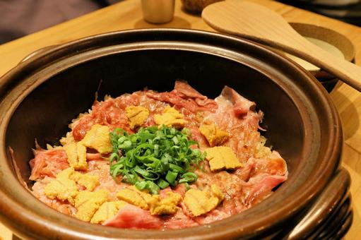 国産牛と雲丹の土鍋ご飯 国産牛と雲丹の土鍋ご飯の写真