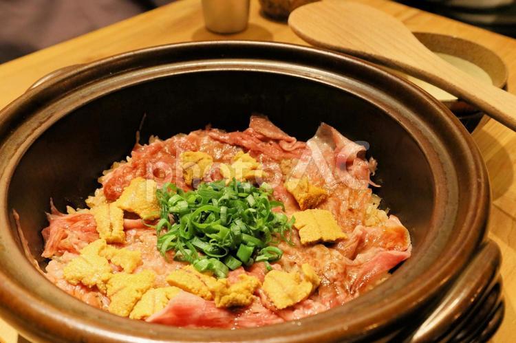 国産牛と雲丹の土鍋ご飯 料理,居酒屋,和食の写真素材
