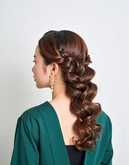 モードな髪型と透明感メイクの写真