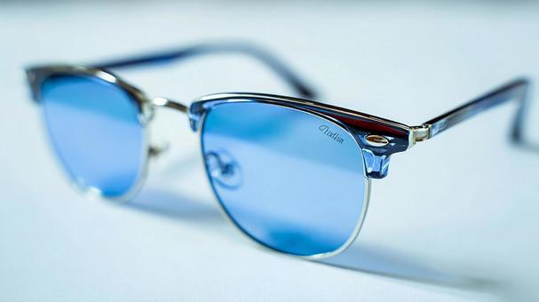 白背景の青色眼鏡の写真