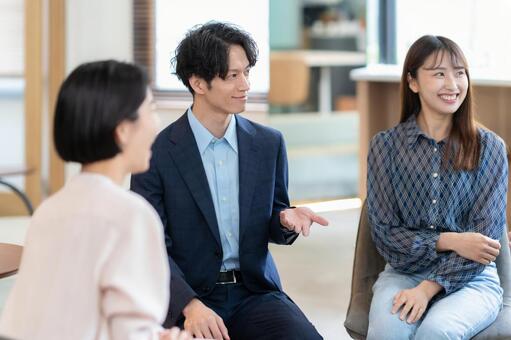 オフィスで会議をするエンジニア 会議,エンジニア,オフィスの写真素材